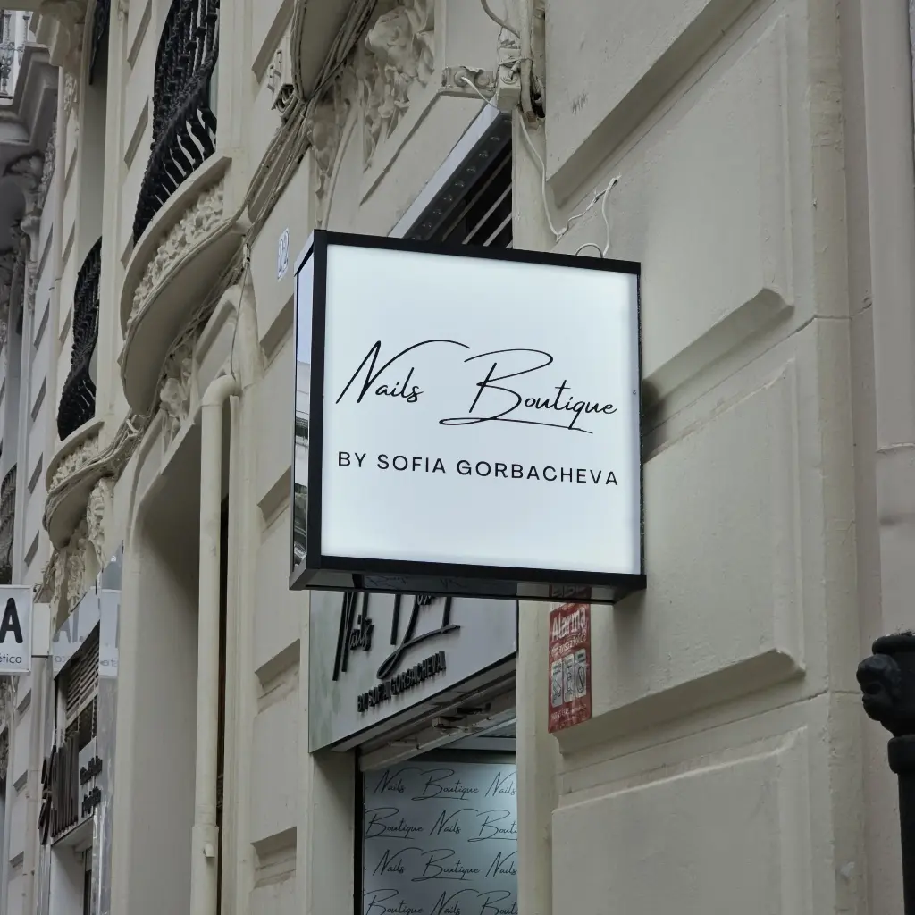 Banderín Luminoso Instalado (50x50cm, Metacrilato Impreso)